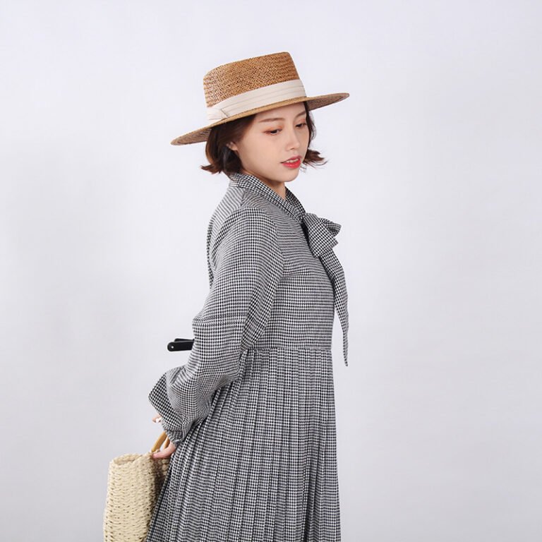 The same flat-top wide-brimmed straw hat - Image 6